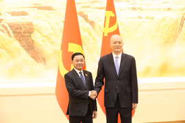 Politburo member and Permanent member of the Communist Party of Vietnam (CPV) Central Committee’s Secretariat Tran Cam Tu (left) and Cai Qi, Member of the Standing Committee of the Political Bureau of the CPC Central Committee, Secretary of the CPC Central Committee’s Secretariat and Chief of the CPC Central Committee’s Office. (Photo: VNA) 