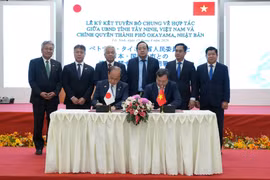 Chairman of the Tay Ninh provincial People's Committee Le Van Han and Mayor of Okayama city Masao Omori sign a joint declaration on cooperation between the two localities. (Photo: VNA)