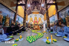 The prayer is not only a deeply meaningful religious event but also a reflection of the Vietnamese community in Laos’ strong sense of solidarity and connection with their homeland. (Photo: VNA)