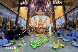 The prayer is not only a deeply meaningful religious event but also a reflection of the Vietnamese community in Laos’ strong sense of solidarity and connection with their homeland. (Photo: VNA)