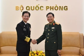 Gen. Nguyen Tan Cuong (R), Chief of the General Staff of the Vietnam People’s Army and Deputy Minister of National Defence, meets with Admiral Saito Akira, Chief of Staff of the Japan Maritime Self-Defence Force, in Hanoi on December 11, 2025. (Photo: qdnd.vn)