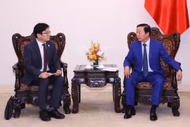 Deputy Prime Minister Tran Hong Ha (R) receives Kim Deawon, Executive Vice President of Samsung E&A, in Hanoi on October 27. (Photo: VNA)