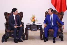 Deputy Prime Minister Tran Hong Ha (R) receives Kim Deawon, Executive Vice President of Samsung E&A, in Hanoi on October 27. (Photo: VNA)