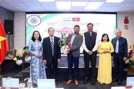 Representatives of Indian Business Chamber in Vietnam (INCHAM) present flowers to the Ho Chi Minh Vietnam - India Friendship Association (Photo: VNA)