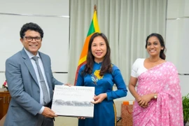 Sri Lankan Minister of Environment and Chairman of the Sri Lanka–Vietnam Parliamentary Friendship Group Dr Dammika Patabendi (left) presents a souvenir to Vietnamese Ambassador to Sri Lanka Trinh Thi Tam (centre). (Photo: VNA)