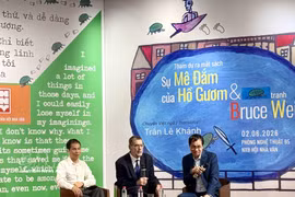 American poet Bruce Weigl (centre), translator Tran Le Khanh (left), and poet Huu Viet talks with readers at the book launch and art exhibition in Hanoi on June 2. (Photo: VNA)