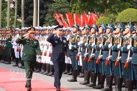 Chief of the General Staff of the Vietnam People’s Army and Deputy Minister of National Defence Gen. Nguyen Tan Cuong (left) and Chief of Staff of the Japan Self-Defense Forces Gen. Uchikura Hiroaki review the guard of honour of the Vietnam People's Army at the welcome ceremony for the latter in Hanoi on June 2. (Photo: VNA)