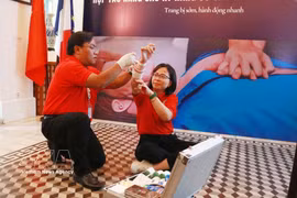 Staff from the Ho Chi Minh City First Aid Centre demonstrate first aid skills. (Photo: VNA)