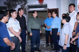 Prime Minister Pham Minh Chinh (centre) visits Quy Nhat commune to inspect and direct recovery efforts following Typhoon Bualoi. (Photo: VNA)
