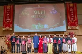 Vietnamese Ambassador to Japan Pham Quang Hieu commends collectives that have made significant contributions to community work in 2025. (Photo: VNA)