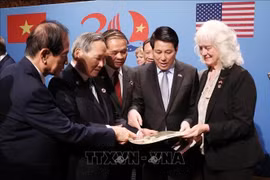 President Luong Cuong (second, right) witnesses the return of keepsakes to US war veterans and soldiers' families. (Photo: VNA)
