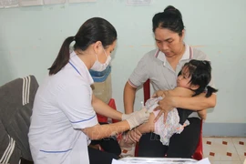 A health worker administer IPV polio vaccine to a child in Dong Thap province. (Photo: VNA)