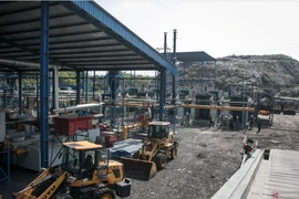 A worker inspects a waste-to-energy generator at the Putri Cempo power plant in Solo, Central Java. (Photo: ANTARA)