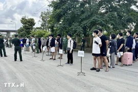 Vietnamese citizens handed over by Cambodian authorities at Dinh Ba international border gate, Tan Ho Co commune, Dong Thap province. (Photo: VNA)