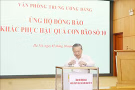 Party General Secretary To Lam offers donation at the event (Photo: VNA)
