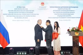 Gallery - Former Cambodian Ambassador to Vietnam awarded Friendship Order - image 2