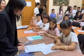 Vietnamese Consul General in Eketerenburg Nguyen Mai Huong visits a Vietnamese language class in Ufa. (Photo: VNA)