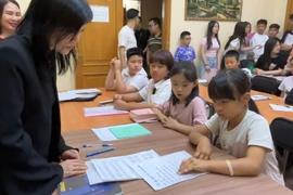 Vietnamese Consul General in Eketerenburg Nguyen Mai Huong visits a Vietnamese language class in Ufa. (Photo: VNA)