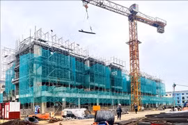 The Bao Ninh 2 social housing project in Quang Tri is accelerating construction to meet its planned handover to buyers in the third quarter of 2026. (Photo: VNA)