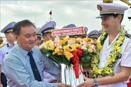 The welcoming ceremony for officers and crew of the Prairial at Tien Sa port in Da Nang on November 14 (Photo: VNA)