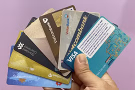 From July 1, all domestic transactions via magnetic‑stripe cards, including the stripe on hybrid chip cards, are switched off. (Photo: VNA)