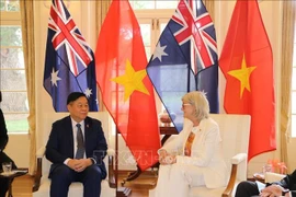 Head of the Commission for Information, Education, and Mass Mobilisation Nguyen Trong Nghia (L) and Australian Governor-General Sam Mostyn (Photo: VNA)