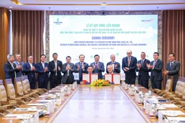PVChem’s Board of Directors Chairman Truong Dai Nghia and Messer CEO Bernd Eulitz sign the agreement to launch a joint-venture agreement to establish Cai Mep Industrial Gas Co., Ltd. (Source: petrotimes.vn)