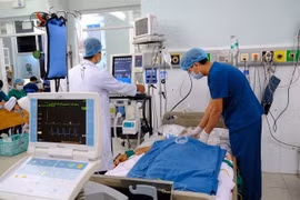 Doctors at Thu Duc General Hospital monitor and care for a patient following cardiac intervention. (Photo courtesy of Thu Duc General Hospital)