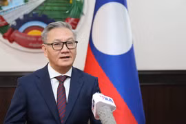 Lao Foreign Minister Thongsavanh Phomvihane shares about the role of Vietnam's revolutionary press. (Photo: VNA)