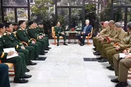 The meeting between First Secretary of the Communist Party of Cuba Central Committee and President of Cuba Miguel Díaz-Canel Bermúdez and the high-ranking delegation from the Vietnam People’s Army (VPA), led by General Nguyen Tan Cuong, Chief of the VPA’s General Staff and Deputy Minister of National Defence. (Photo: VNA)