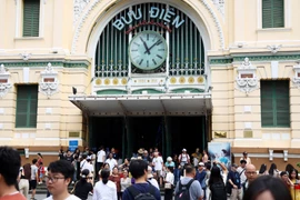 The Central Post Office in Ho Chi Minh City draws a large number of visitors during the five-day break. (Photo: VNA)