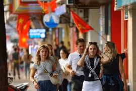 Foreign tourists stroll around Hanoi's Old Quarter. (Photo: VNA)