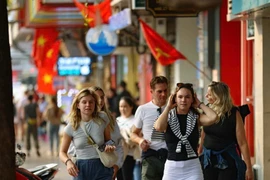 Foreign tourists stroll around Hanoi's Old Quarter. (Photo: VNA)