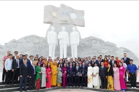 The delegation from the Vietnamese Embassy in Laos at the Laos – Vietnam Friendship Park in Vientiane on December 12. (Photo: VNA)