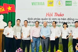 Representatives from companies receive certificates of trademark rights at the launch of the "Green and Low-Emission Vietnam Rice" trademark. (Photo: nld.com.vn)