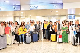 Visitors on Vietravel's tours to the Middle East arrive safely at Noi Bai International Airport on March 4. (Photo: nhandan.vn) 