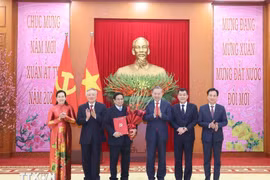 Party General Secretary To Lam (third from right) hands over the decision on the establishment of the Government's Party organisation and related decisions to Prime Minister Pham Minh Chinh on February 3. (Photo: VNA)