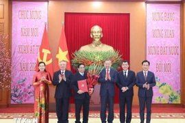 Party General Secretary To Lam (third from right) hands over the decision on the establishment of the Government's Party organisation and related decisions to Prime Minister Pham Minh Chinh on February 3. (Photo: VNA)