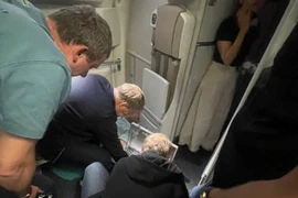 Russian medical team aids passenger during Vietnam Airlines flight. (Photo: Vietnam Airlines)