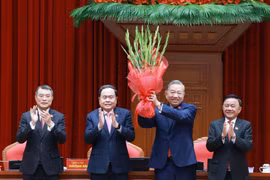 General Secretary of the 13th Party Central Committee To Lam (second, right) is re-elected as the Party chief for the 2026 – 2031 term at the first meeting of the 14th Party Central Committee on January 23 morning. (Photo: VNA)