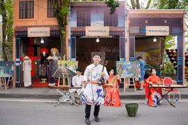 A street performance at the second Hanoi Autumn Festival in 2024. (Photo: VNA)