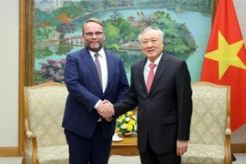 Permanent Deputy Prime Minister Nguyen Hoa Binh (right) and Timon Gremmels, Minister of Science and Research, Arts and Culture of Hessen, at their meeting in Hanoi on October 21 (Photo: VNA)