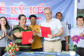 Thi Khui, Director of Bu Lach Organic Cashew Cooperative, signs a cashew purchasing cooperation agreement with a representative of Intersnack Vietnam Cashew Company Limited. (Photo: Dong Nai Newspaper)