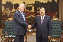 Permanent Deputy Prime Minister Pham Gia Tuc (R) receives Zarubezhneft General Director Sergey Kudryashov in Hanoi on May 27. (Photo: VNA)