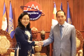 Deputy Minister of Culture, Sports and Tourism Trinh Thi Thuy (L) and Cambodian Minister of Information Neth Pheaktra. (Photo: VNA)