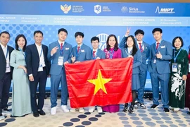 All six Hanoi students win medals at the 22nd International Junior Science Olympiad (Photo: VNA)