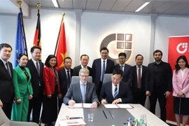 Representatives from the BVMW and the provincial Department of Foreign Affairs sign a Memorandum of Understanding to strengthen cooperation in promoting investment in Nghe An province. (Photo: VNA)