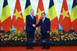 Prime Minister Pham Minh Chinh (R) welcomes visiting Belgian King Philippe in Hanoi on April 1 (Photo: VNA)