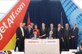 State President Luong Cuong (fift, right) witnesses handover signing of first Boeing 737-8 MAX aircraft between Boeing and Vietjet Air (Photo: VNA)