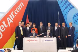 State President Luong Cuong (fift, right) witnesses handover signing of first Boeing 737-8 MAX aircraft between Boeing and Vietjet Air (Photo: Vietjet)